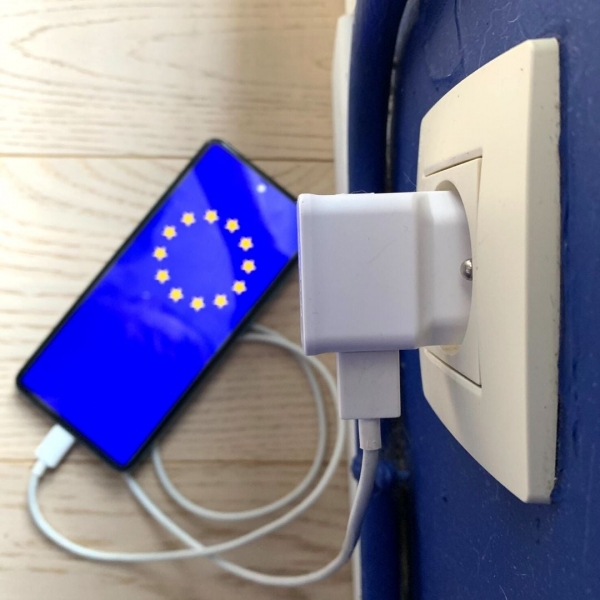 Az Európai Bizottság egységes töltőt javasol az elektronikus eszközökhöz 