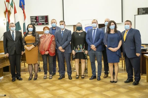 ÁTADTÁK A HEVES MEGYEI CSALÁDOKÉRT DÍJAKAT A MEGYEHÁZÁN